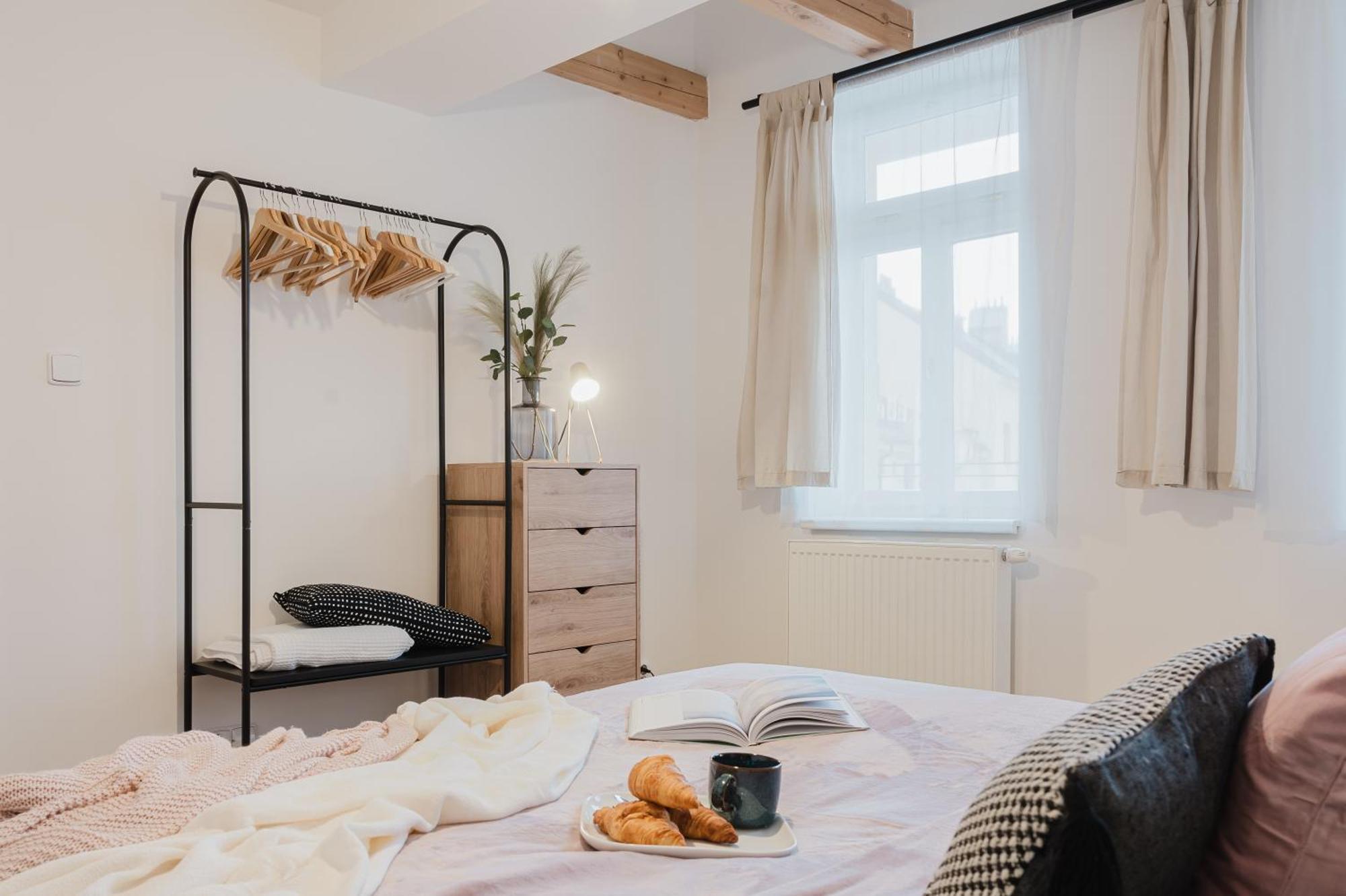 Days - Attic Loft - Work Space - Private Parking
