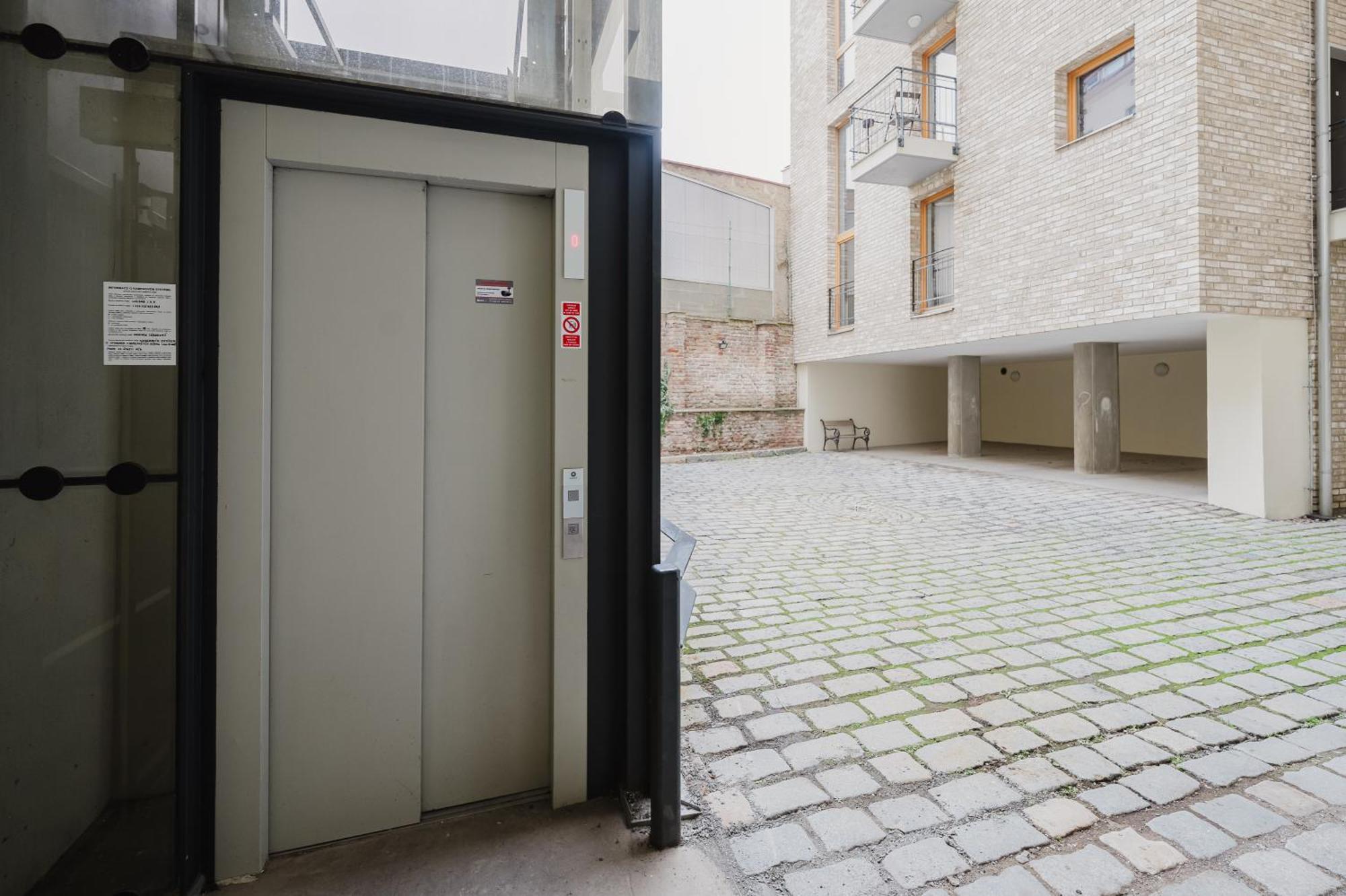 Days - Attic Loft - Work Space - Private Parking